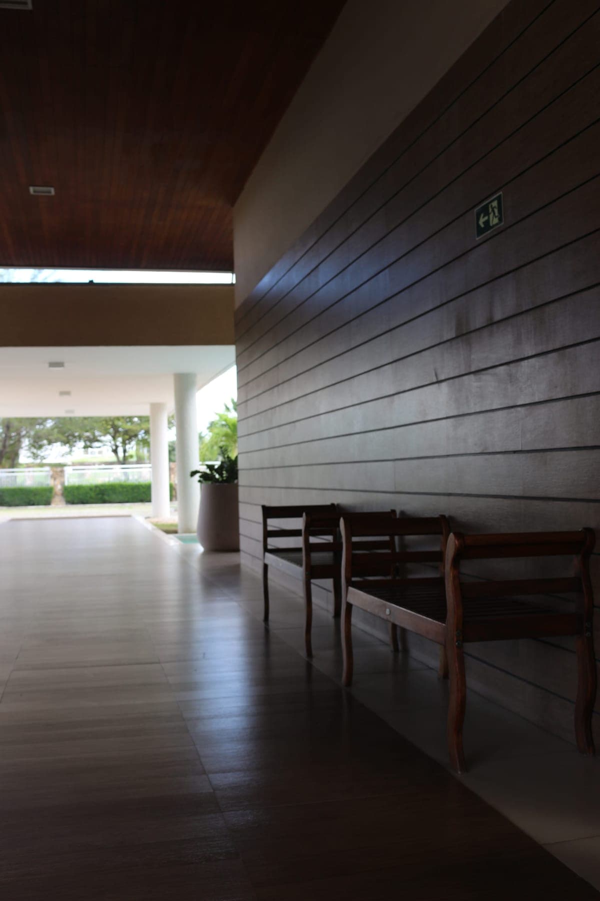 Galeria coberta com bancos de espera