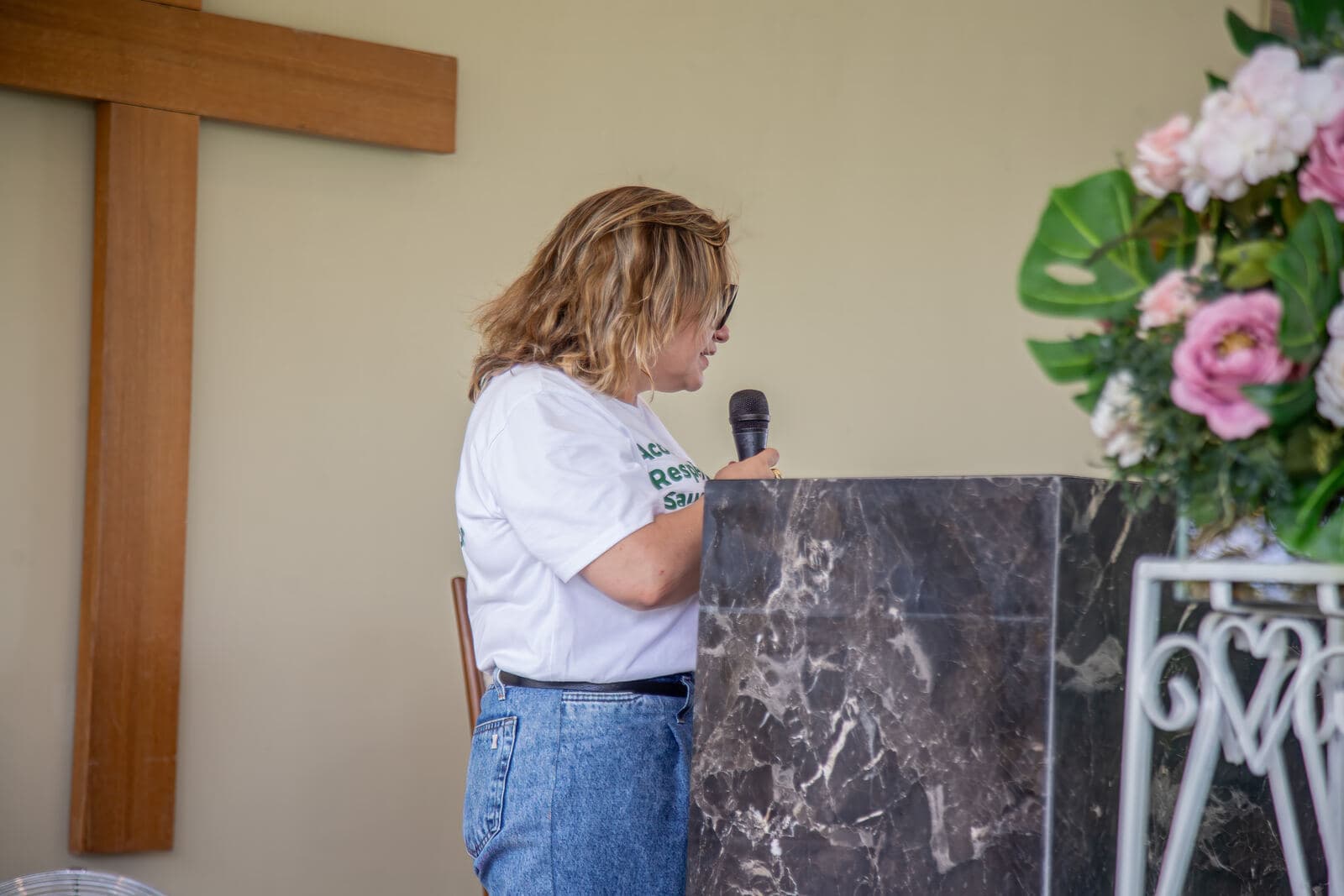 Mãe dando seu depoimento durante a homenagem
