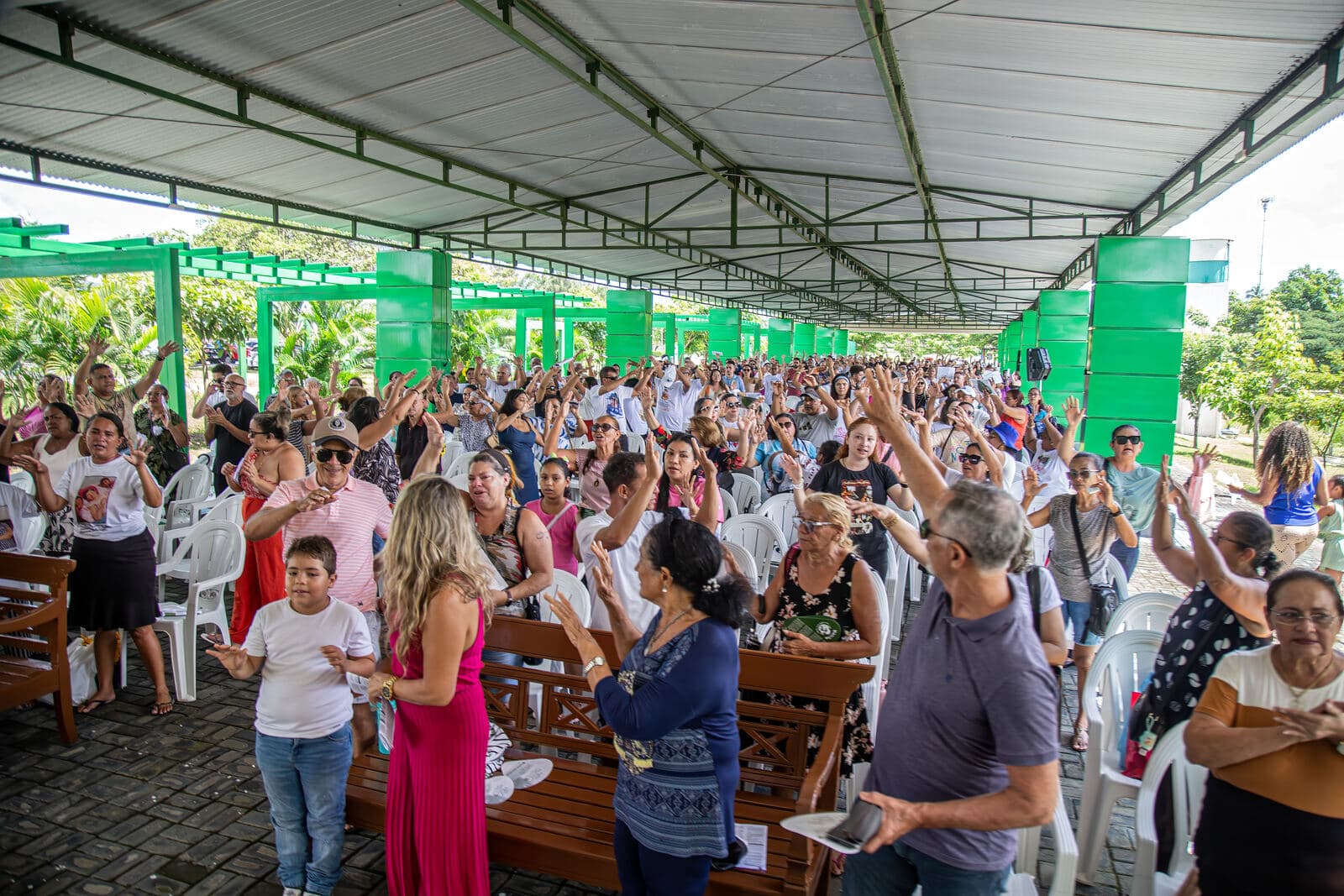 Público acompanhando a homenagem às mães
