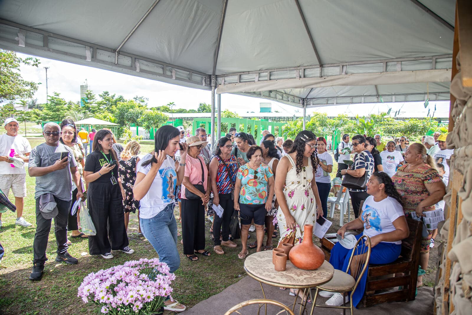 Famílias reunidas no espaço de homenagem às mães