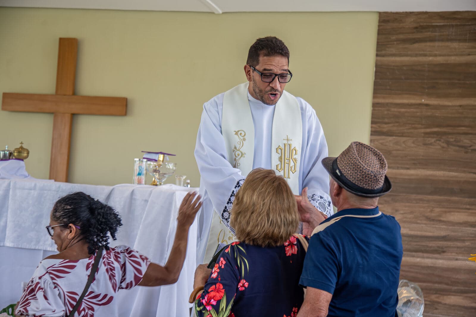 Bênção às famílias ao final da missa de Dia das Mães