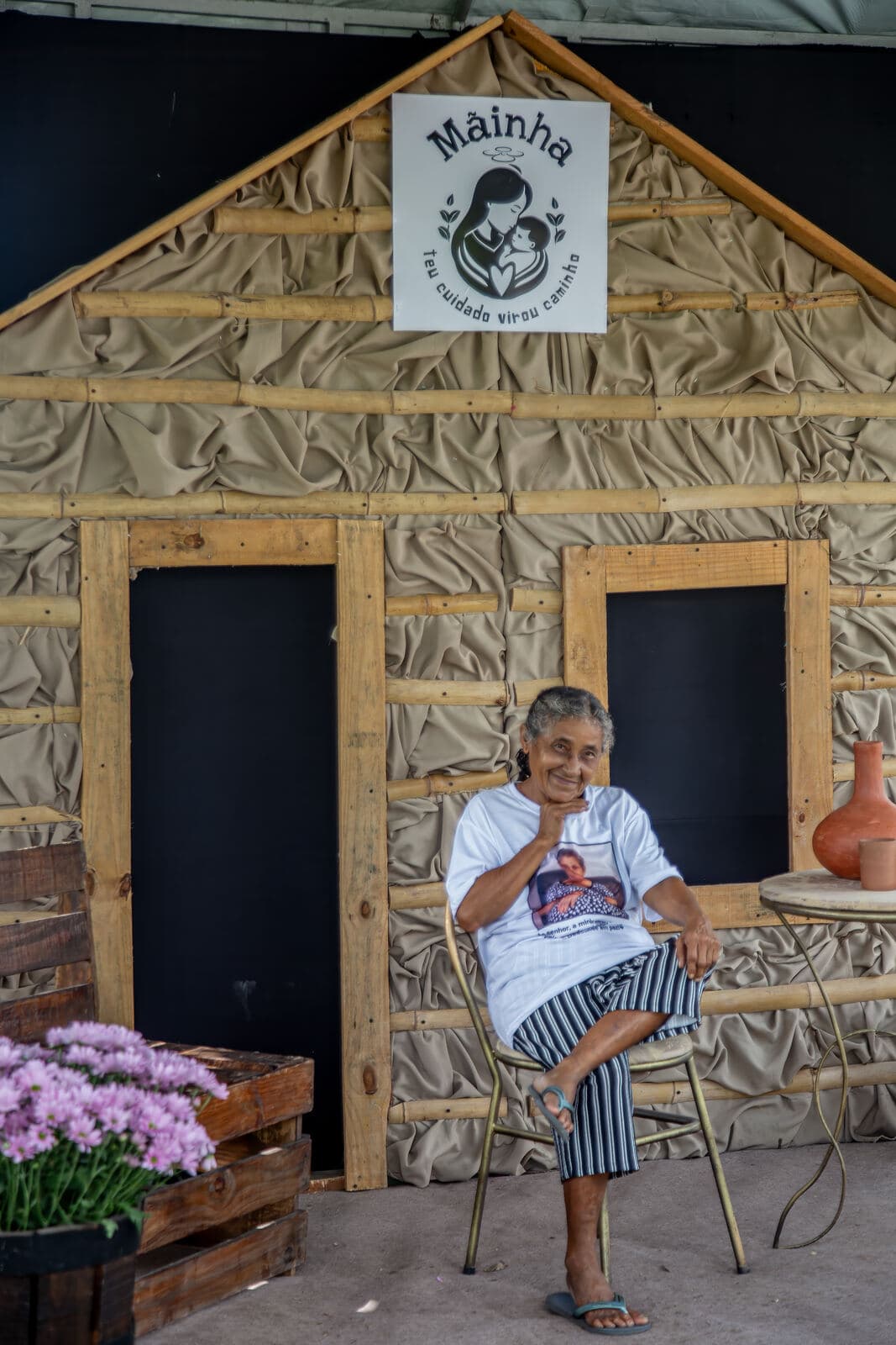 Mãe no espaço de homenagem “Mainha” montado no parque