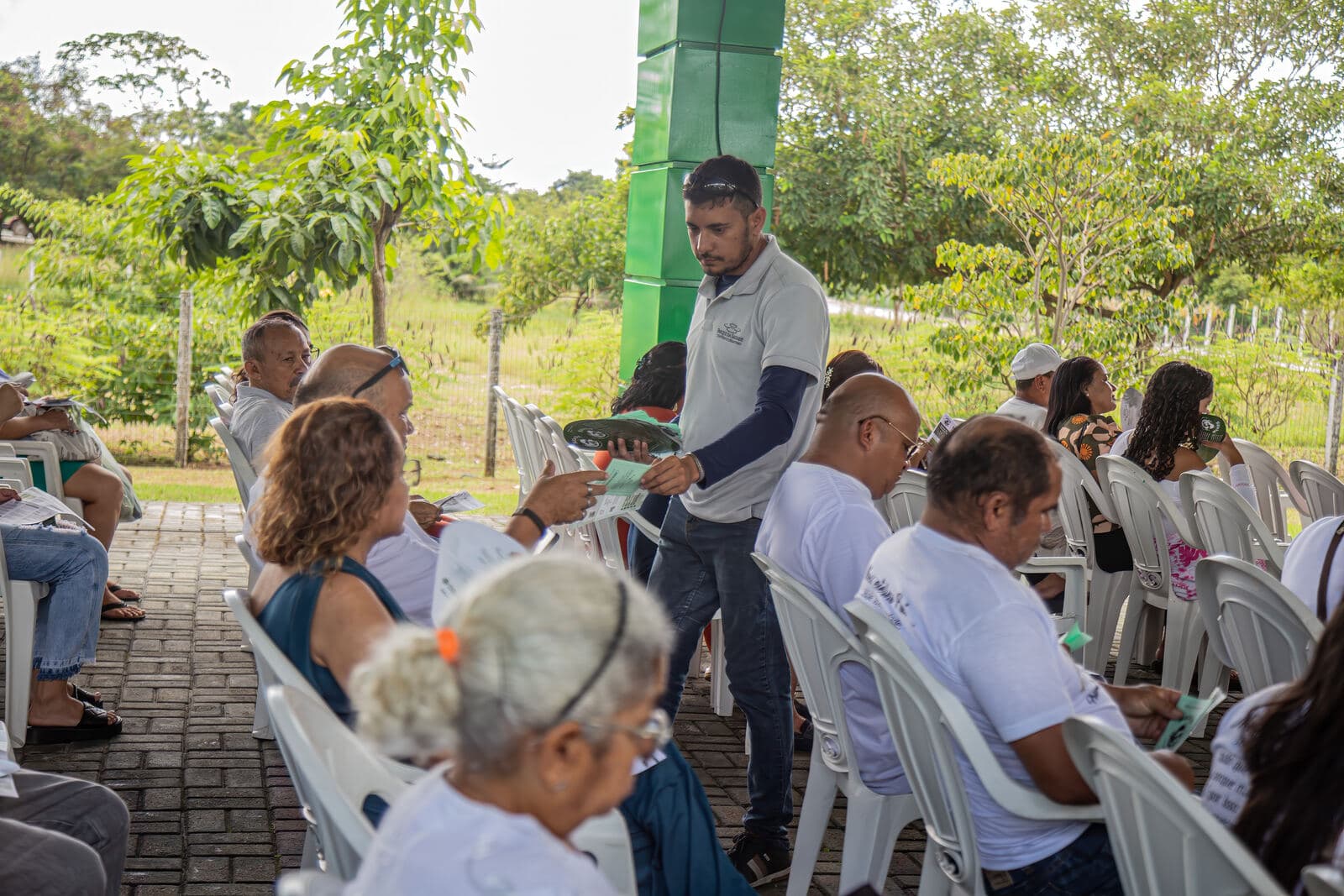 Famílias acompanhando a missa de Dia das Mães