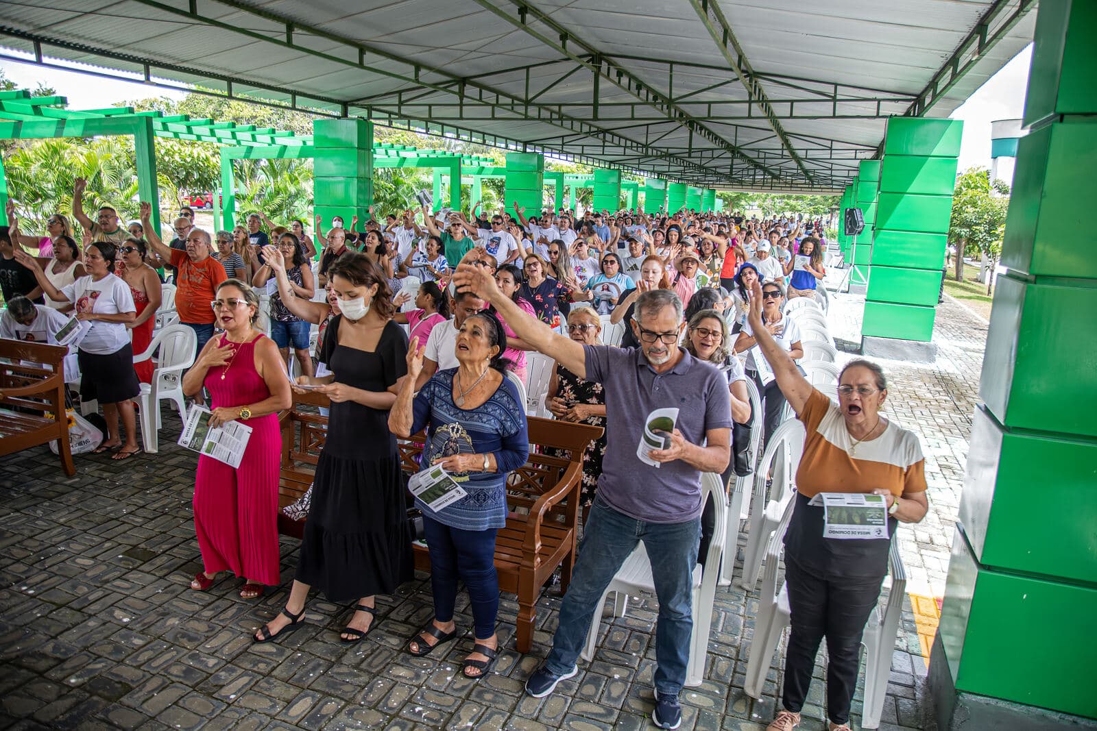 Tenda lotada de famílias na celebração de Dia das Mães