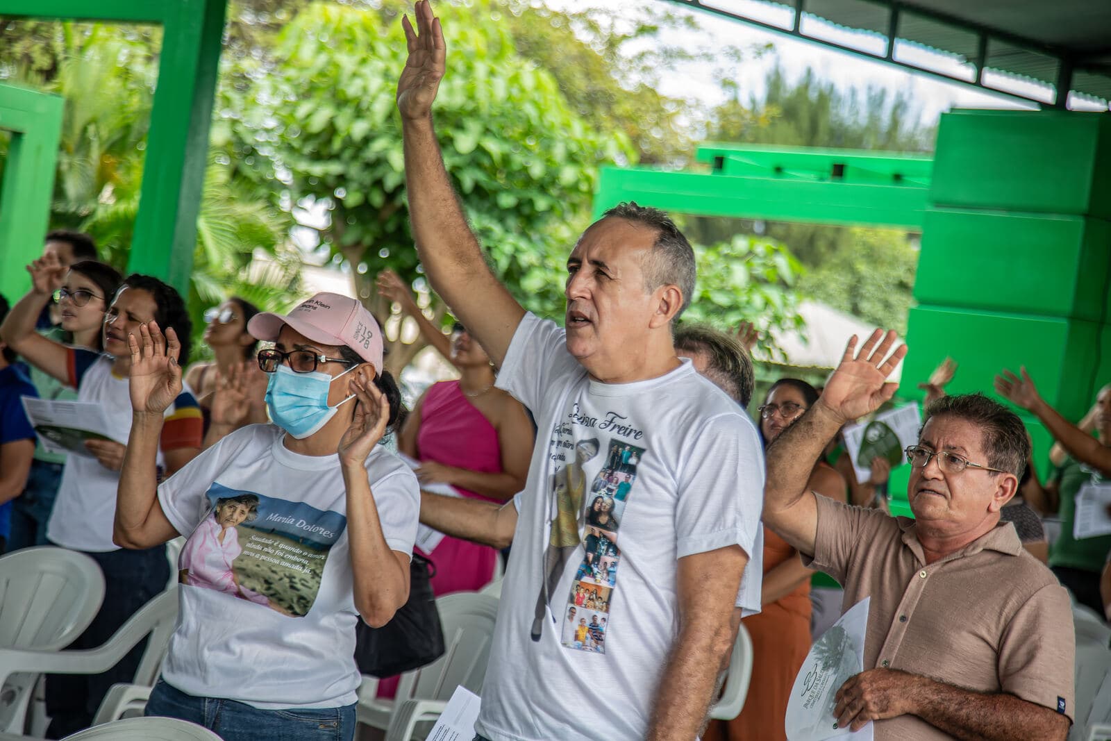 Famílias em oração com as mãos erguidas