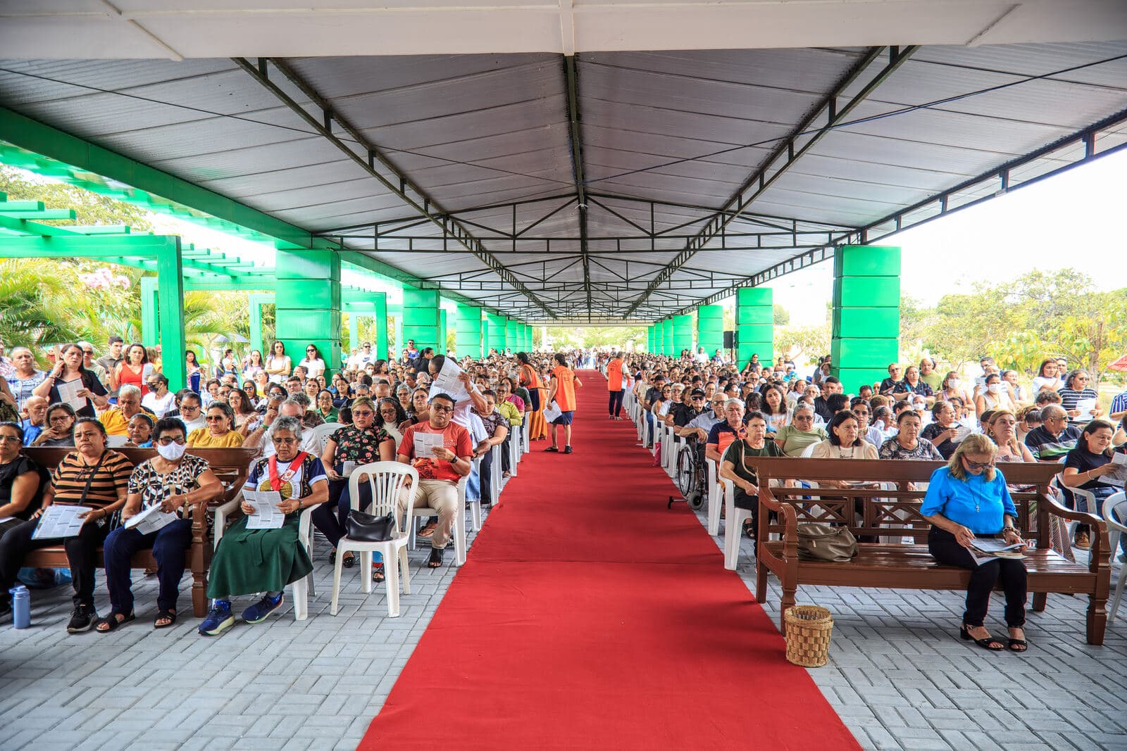 Missa de Finados com a tenda cheia de famílias