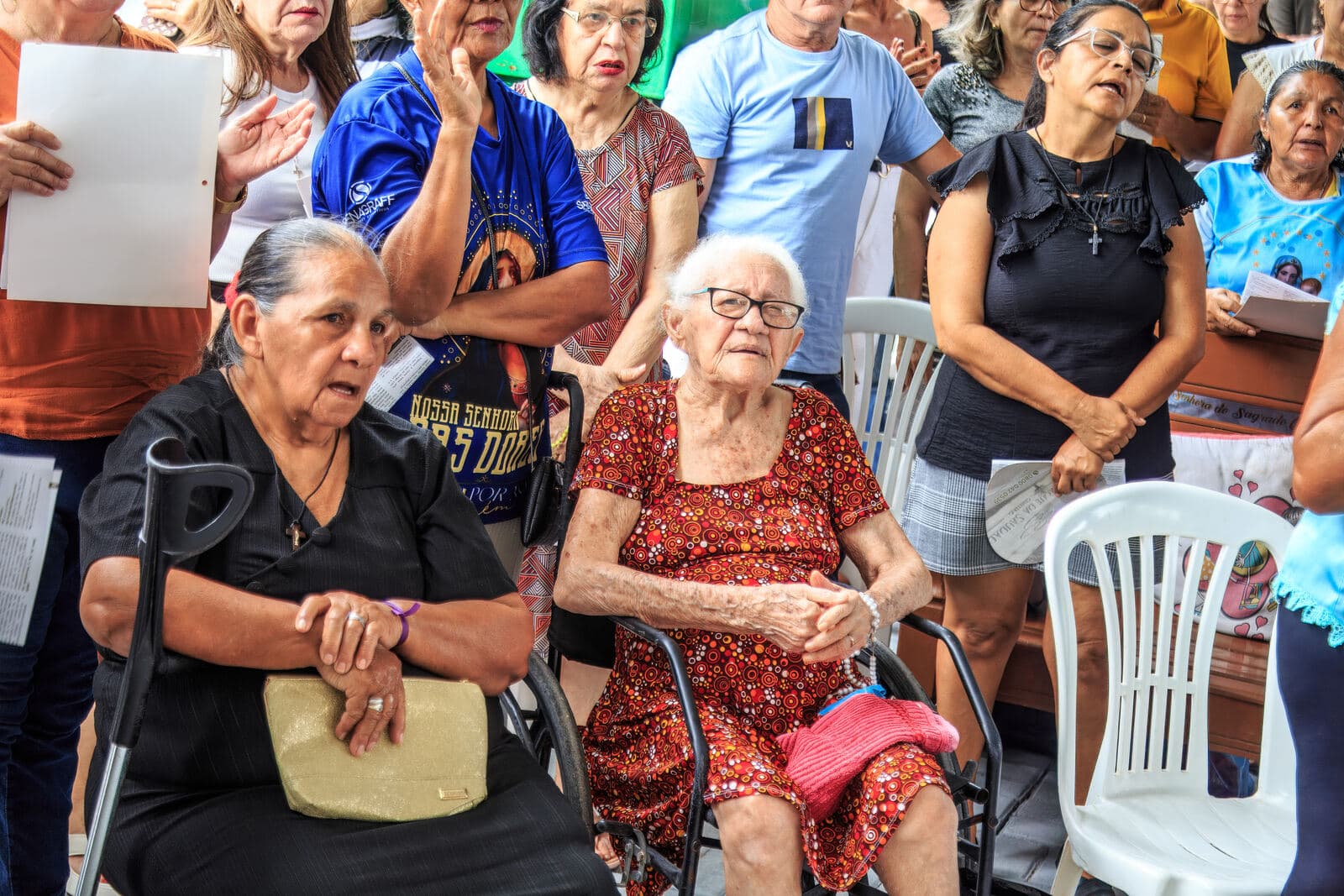 Senhoras acompanhando a missa de Finados