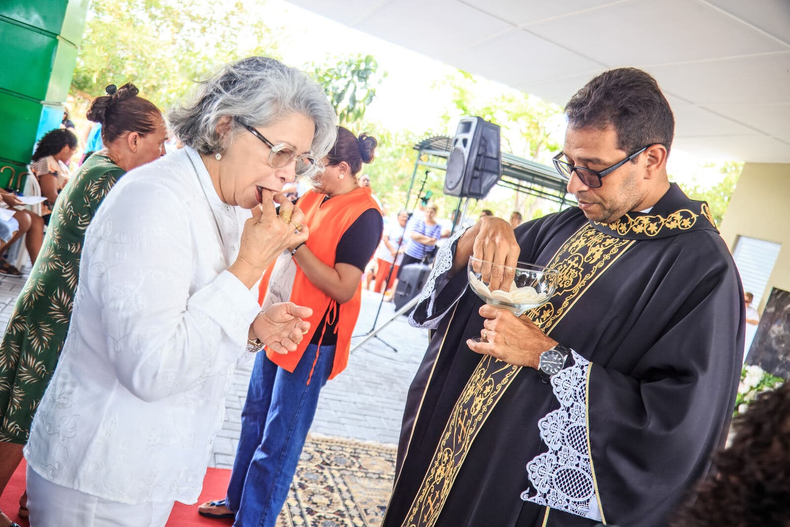 Comunhão durante a missa de Finados