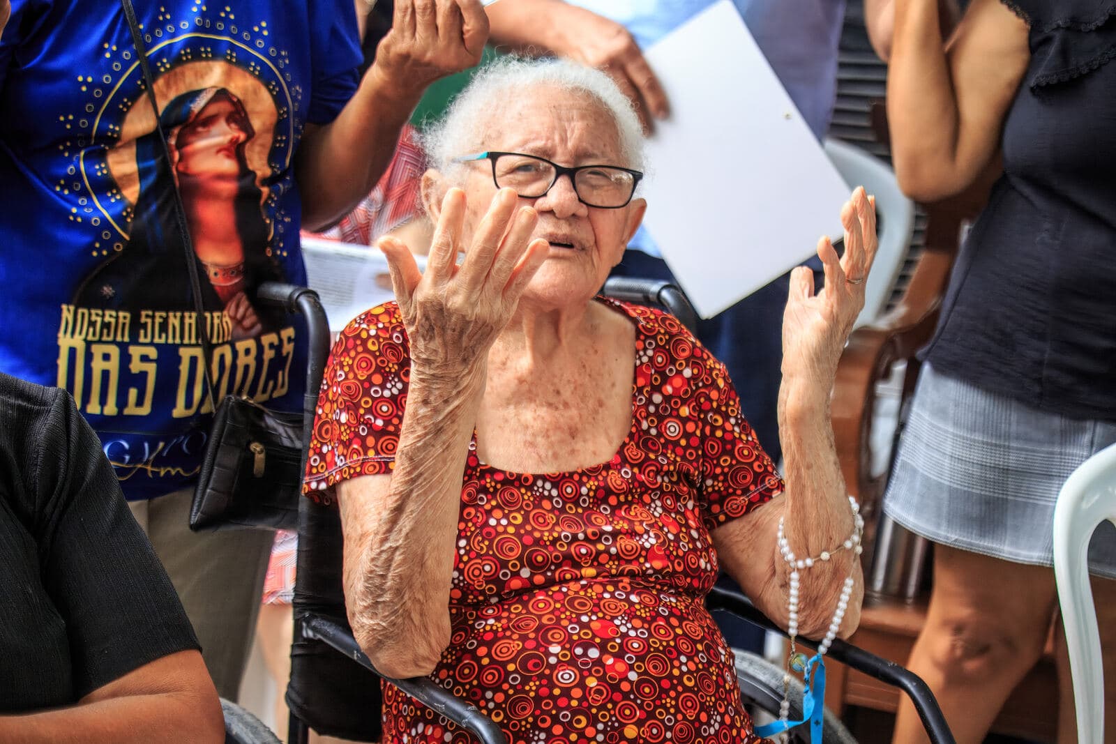 Senhora em oração durante a celebração de Finados