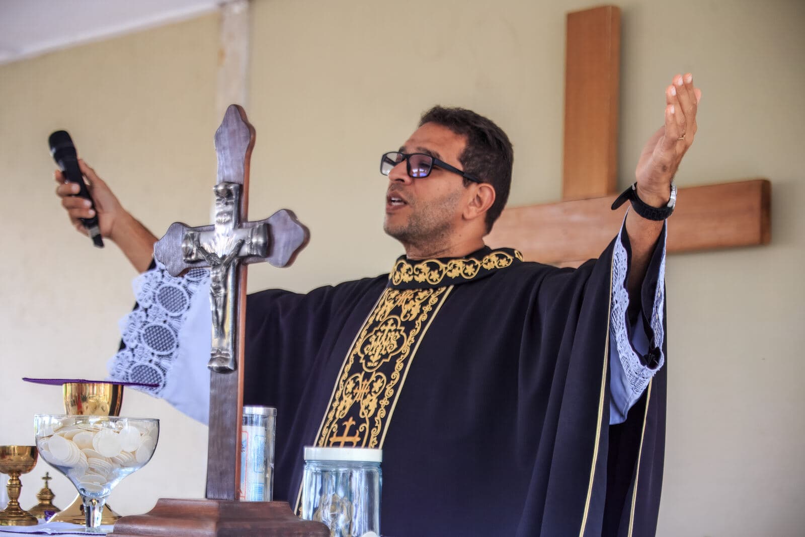 Padre celebrando a missa de Finados
