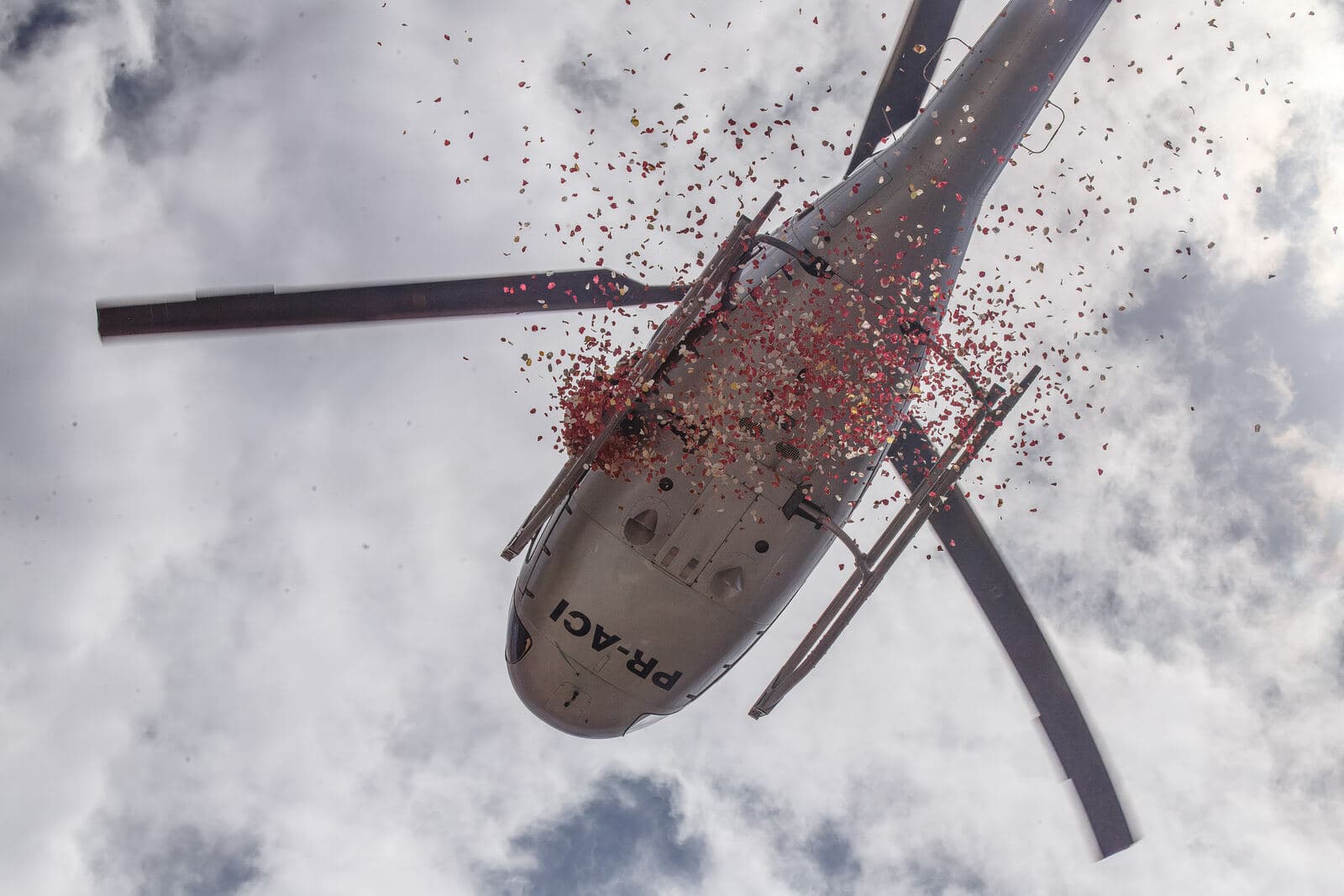 Chuva de pétalas lançada do helicóptero no Finados