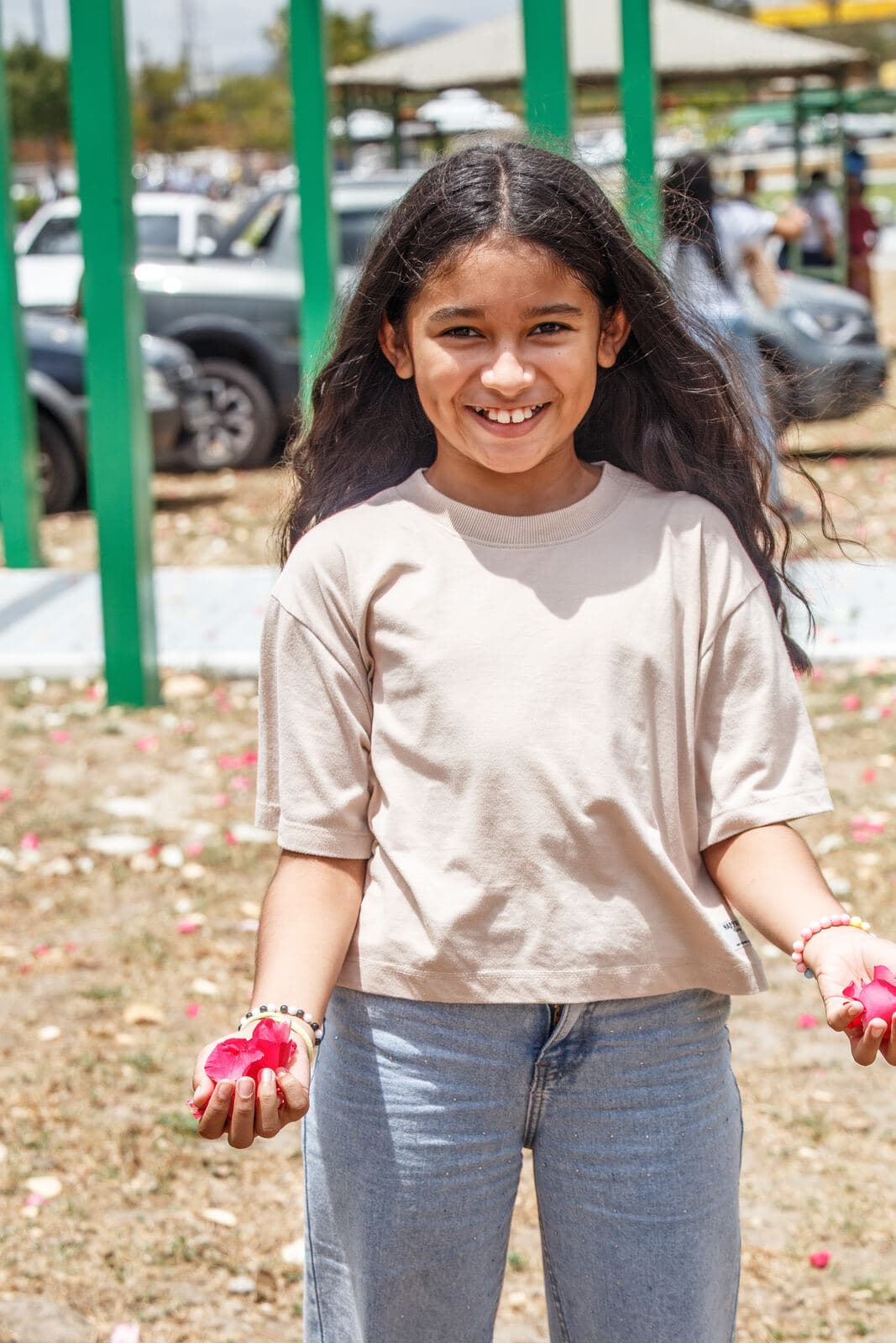 Menina segurando pétalas de flores no Dia de Finados