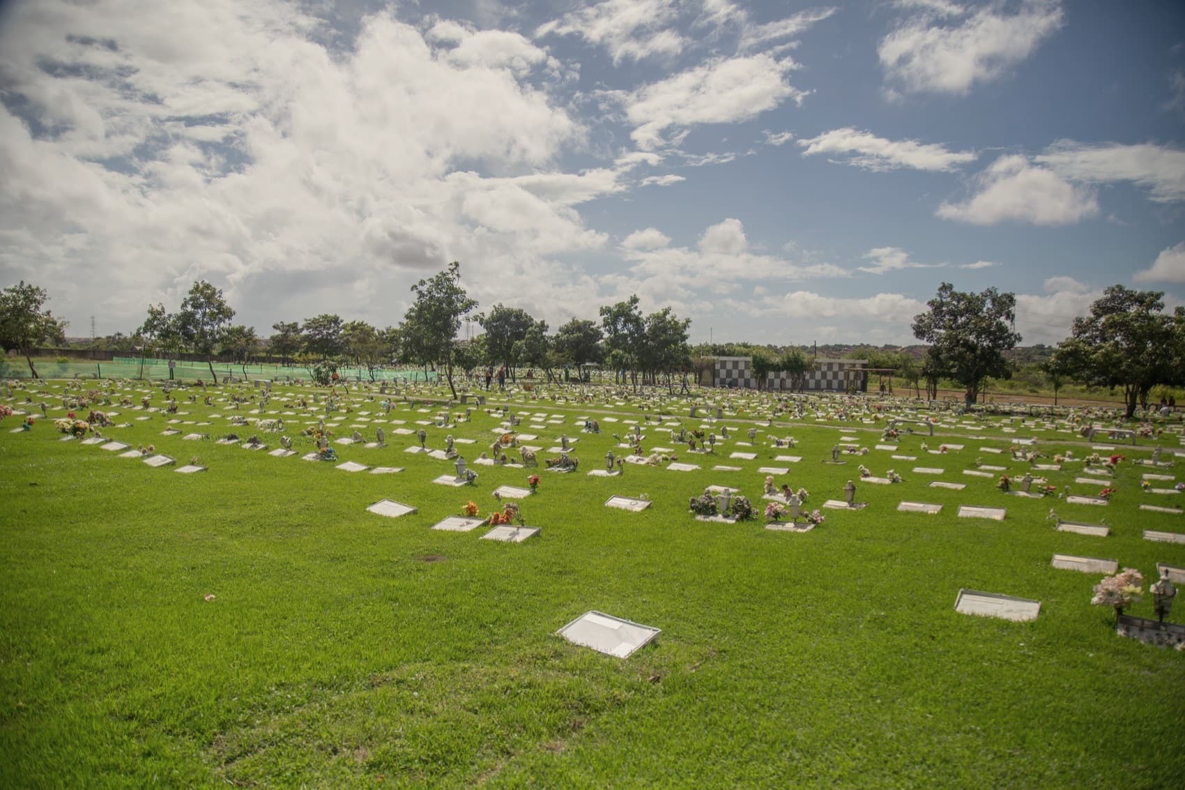 Amplo gramado memorial