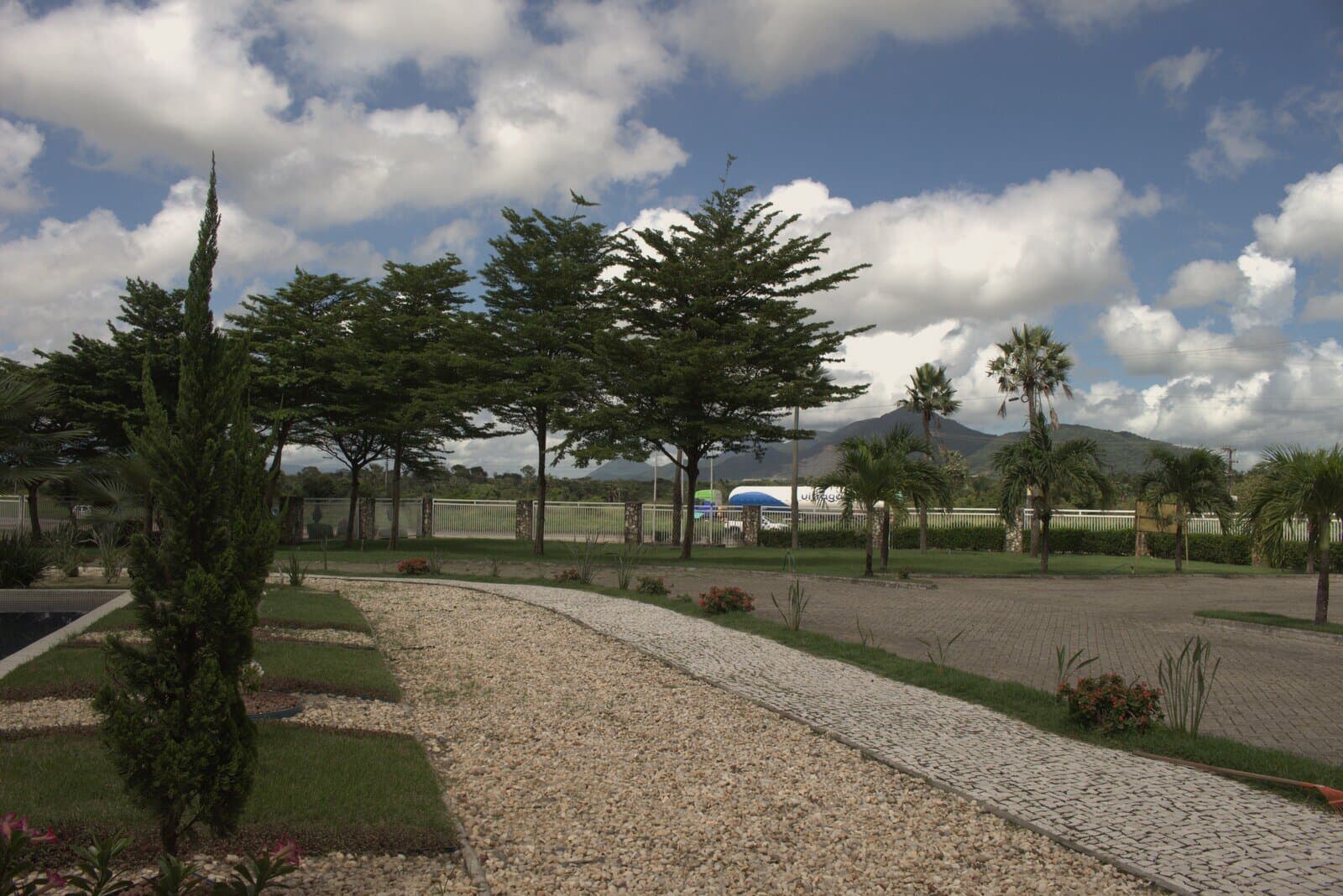 Entrada e jardins do Parque da Saudade